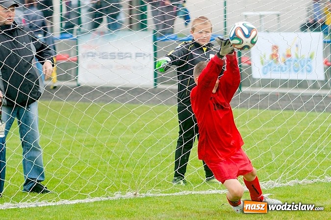 Zdjęcie w galerii na portalu naszwodzislaw.com: Tworków Cup 2015: Deszczowy drugi dzień piłkarskich zmagań. Naprzód lepszy od Startu. Puchar pojechał do Rydułtów wiadomości z regionu