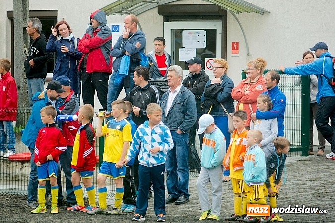 Zdjęcie w galerii na portalu naszwodzislaw.com: Tworków Cup 2015: Deszczowy drugi dzień piłkarskich zmagań. Naprzód lepszy od Startu. Puchar pojechał do Rydułtów wiadomości z regionu