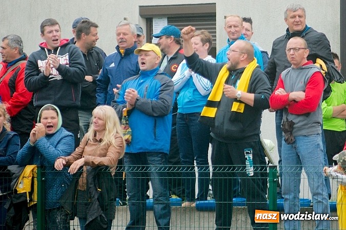 Zdjęcie w galerii na portalu naszwodzislaw.com: Tworków Cup 2015: Deszczowy drugi dzień piłkarskich zmagań. Naprzód lepszy od Startu. Puchar pojechał do Rydułtów wiadomości z regionu