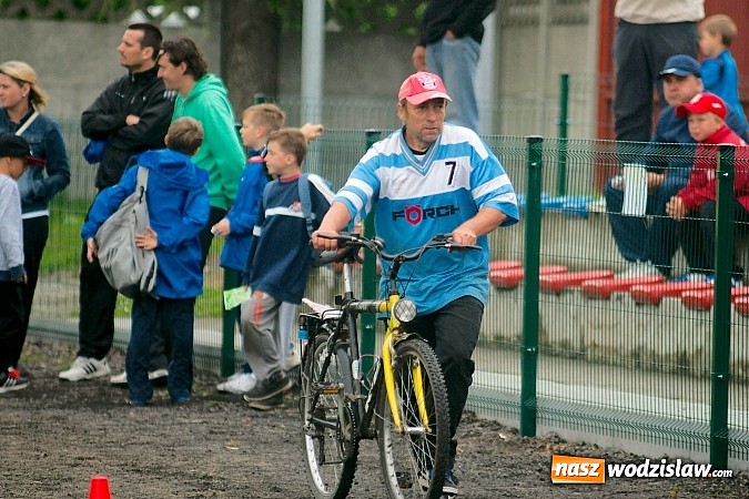 Zdjęcie w galerii na portalu naszwodzislaw.com: Tworków Cup 2015: Deszczowy drugi dzień piłkarskich zmagań. Naprzód lepszy od Startu. Puchar pojechał do Rydułtów wiadomości z regionu