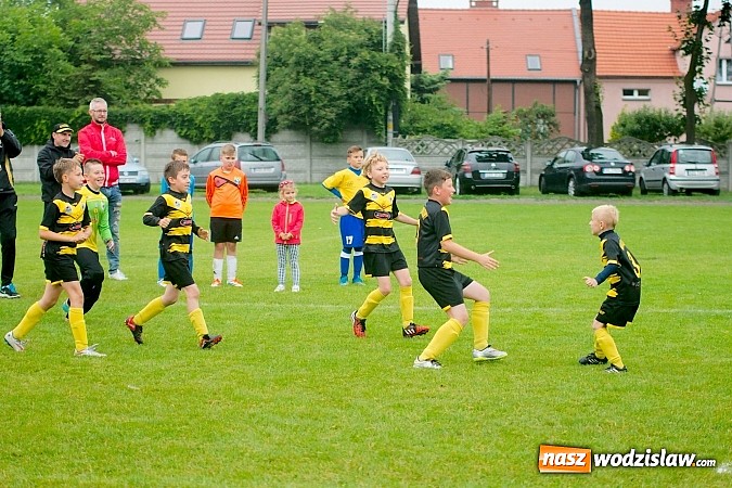 Zdjęcie w galerii na portalu naszwodzislaw.com: Tworków Cup 2015: Deszczowy drugi dzień piłkarskich zmagań. Naprzód lepszy od Startu. Puchar pojechał do Rydułtów wiadomości z regionu