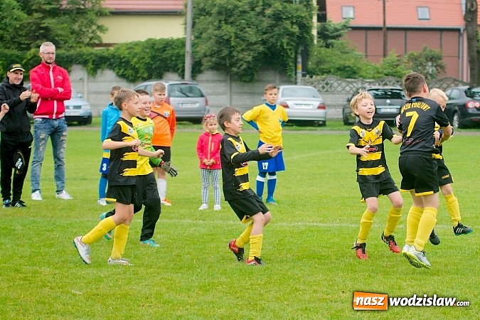Zdjęcie w galerii na portalu naszwodzislaw.com: Tworków Cup 2015: Deszczowy drugi dzień piłkarskich zmagań. Naprzód lepszy od Startu. Puchar pojechał do Rydułtów wiadomości z regionu