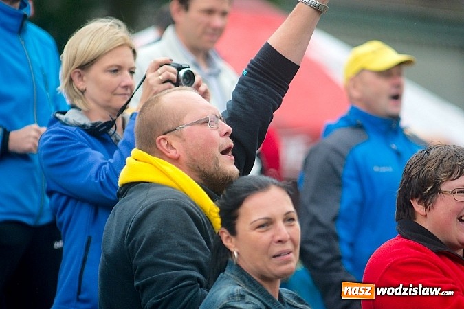 Zdjęcie w galerii na portalu naszwodzislaw.com: Tworków Cup 2015: Deszczowy drugi dzień piłkarskich zmagań. Naprzód lepszy od Startu. Puchar pojechał do Rydułtów wiadomości z regionu