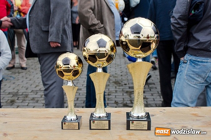 Zdjęcie w galerii na portalu naszwodzislaw.com: Tworków Cup 2015: Deszczowy drugi dzień piłkarskich zmagań. Naprzód lepszy od Startu. Puchar pojechał do Rydułtów wiadomości z regionu