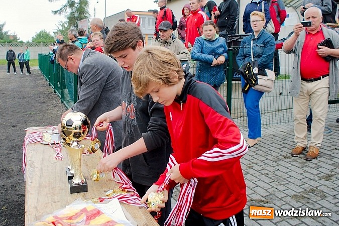 Zdjęcie w galerii na portalu naszwodzislaw.com: Tworków Cup 2015: Deszczowy drugi dzień piłkarskich zmagań. Naprzód lepszy od Startu. Puchar pojechał do Rydułtów wiadomości z regionu