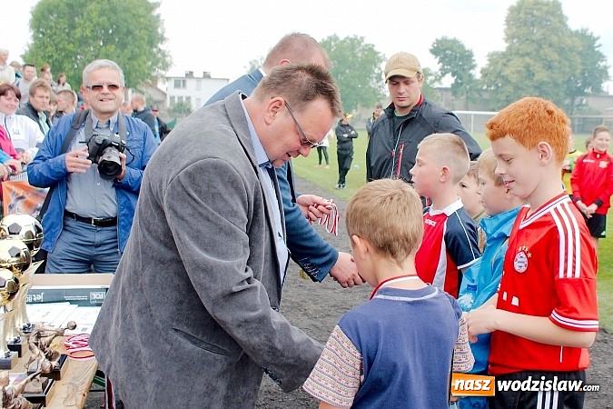Zdjęcie w galerii na portalu naszwodzislaw.com: Tworków Cup 2015: Deszczowy drugi dzień piłkarskich zmagań. Naprzód lepszy od Startu. Puchar pojechał do Rydułtów wiadomości z regionu