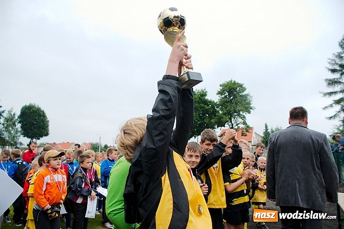 Zdjęcie w galerii na portalu naszwodzislaw.com: Tworków Cup 2015: Deszczowy drugi dzień piłkarskich zmagań. Naprzód lepszy od Startu. Puchar pojechał do Rydułtów wiadomości z regionu