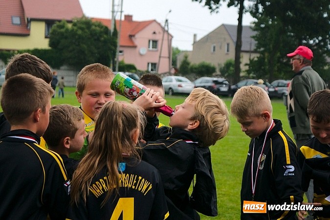 Zdjęcie w galerii na portalu naszwodzislaw.com: Tworków Cup 2015: Deszczowy drugi dzień piłkarskich zmagań. Naprzód lepszy od Startu. Puchar pojechał do Rydułtów wiadomości z regionu