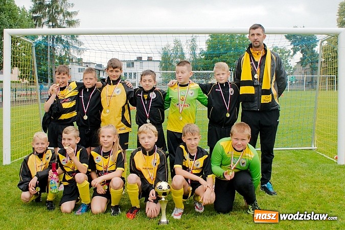 Zdjęcie w galerii na portalu naszwodzislaw.com: Tworków Cup 2015: Deszczowy drugi dzień piłkarskich zmagań. Naprzód lepszy od Startu. Puchar pojechał do Rydułtów wiadomości z regionu