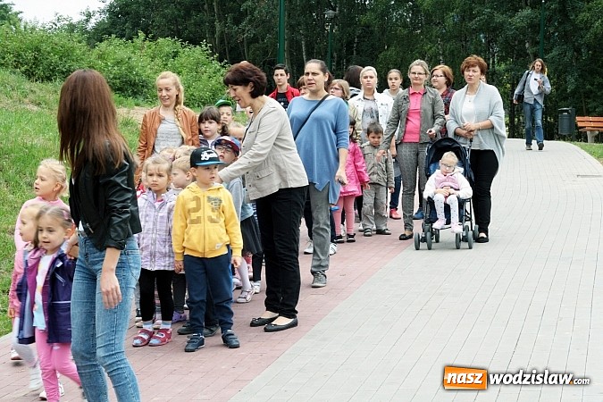 Zdjęcie w galerii na portalu naszwodzislaw.com: W Wodzisławiu powstała aleja klonów. Sadzeniem zajęły się przedszkolaki wiadomości z regionu