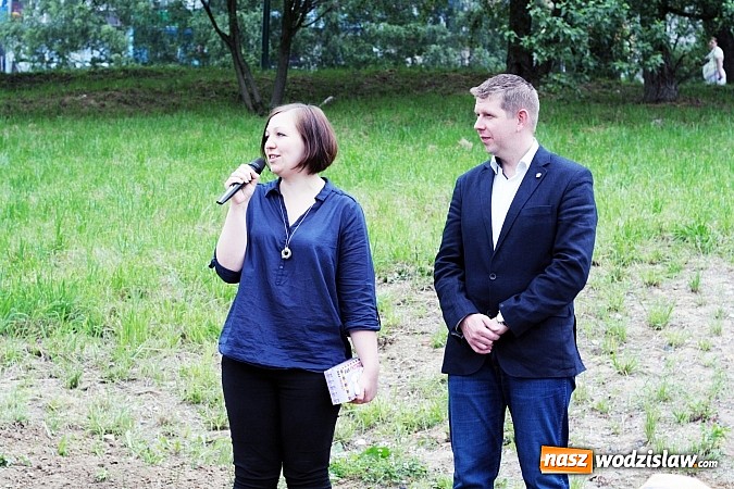 Zdjęcie w galerii na portalu naszwodzislaw.com: W Wodzisławiu powstała aleja klonów. Sadzeniem zajęły się przedszkolaki wiadomości z regionu