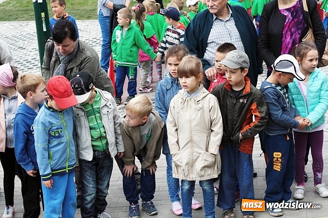 Zdjęcie w galerii na portalu naszwodzislaw.com: W Wodzisławiu powstała aleja klonów. Sadzeniem zajęły się przedszkolaki wiadomości z regionu