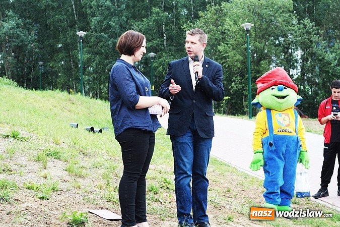 Zdjęcie w galerii na portalu naszwodzislaw.com: W Wodzisławiu powstała aleja klonów. Sadzeniem zajęły się przedszkolaki wiadomości z regionu