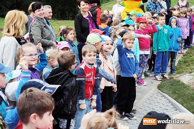 Zdjęcie w galerii na portalu naszwodzislaw.com: W Wodzisławiu powstała aleja klonów. Sadzeniem zajęły się przedszkolaki wiadomości z regionu