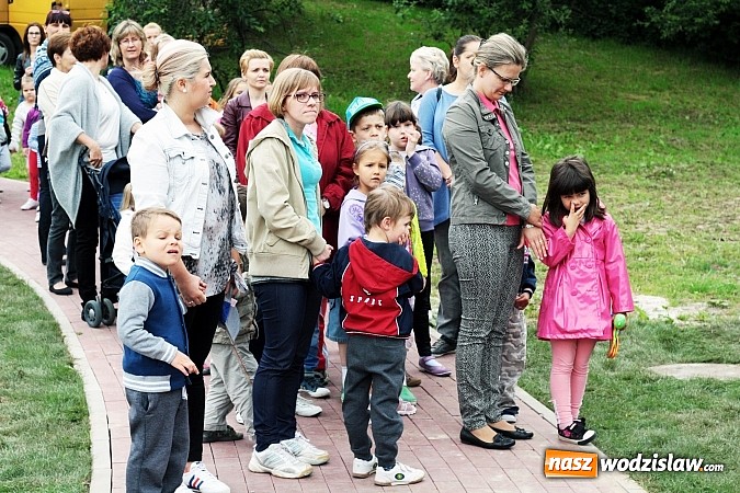 Zdjęcie w galerii na portalu naszwodzislaw.com: W Wodzisławiu powstała aleja klonów. Sadzeniem zajęły się przedszkolaki wiadomości z regionu