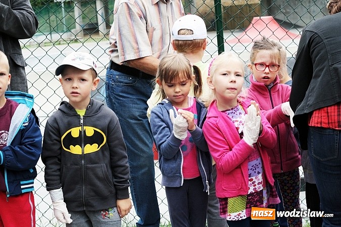 Zdjęcie w galerii na portalu naszwodzislaw.com: W Wodzisławiu powstała aleja klonów. Sadzeniem zajęły się przedszkolaki wiadomości z regionu