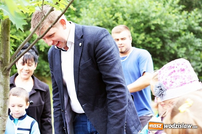 Zdjęcie w galerii na portalu naszwodzislaw.com: W Wodzisławiu powstała aleja klonów. Sadzeniem zajęły się przedszkolaki wiadomości z regionu