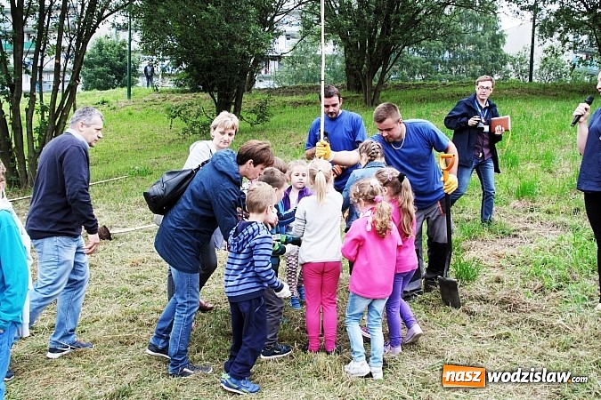 Zdjęcie w galerii na portalu naszwodzislaw.com: W Wodzisławiu powstała aleja klonów. Sadzeniem zajęły się przedszkolaki wiadomości z regionu