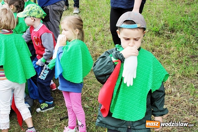 Zdjęcie w galerii na portalu naszwodzislaw.com: W Wodzisławiu powstała aleja klonów. Sadzeniem zajęły się przedszkolaki wiadomości z regionu