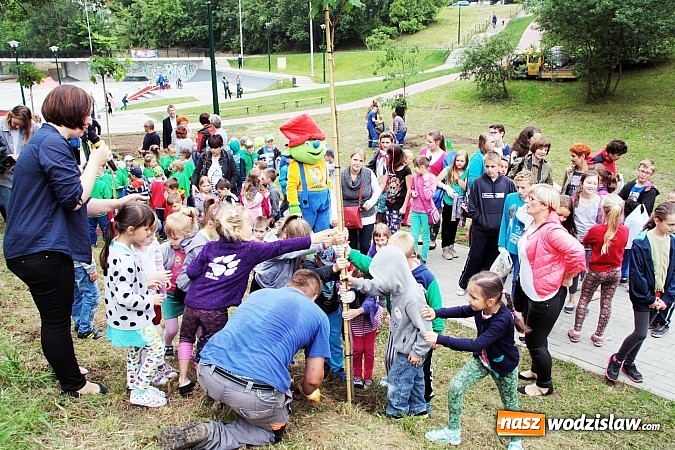 Zdjęcie w galerii na portalu naszwodzislaw.com: W Wodzisławiu powstała aleja klonów. Sadzeniem zajęły się przedszkolaki wiadomości z regionu