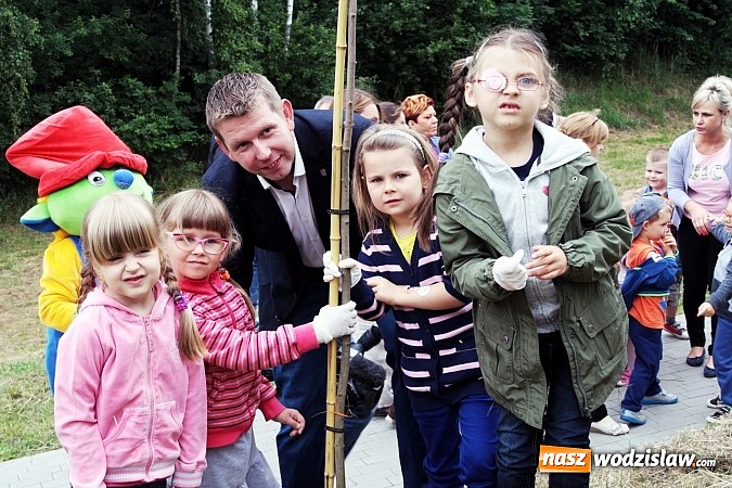 Zdjęcie w galerii na portalu naszwodzislaw.com: W Wodzisławiu powstała aleja klonów. Sadzeniem zajęły się przedszkolaki wiadomości z regionu