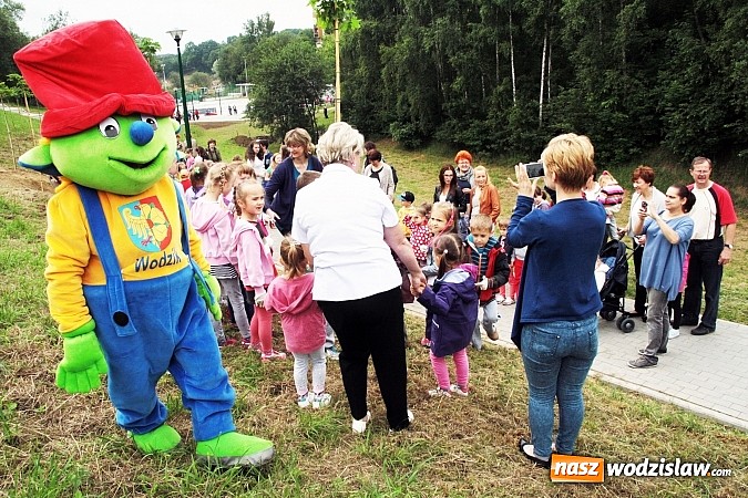 Zdjęcie w galerii na portalu naszwodzislaw.com: W Wodzisławiu powstała aleja klonów. Sadzeniem zajęły się przedszkolaki wiadomości z regionu