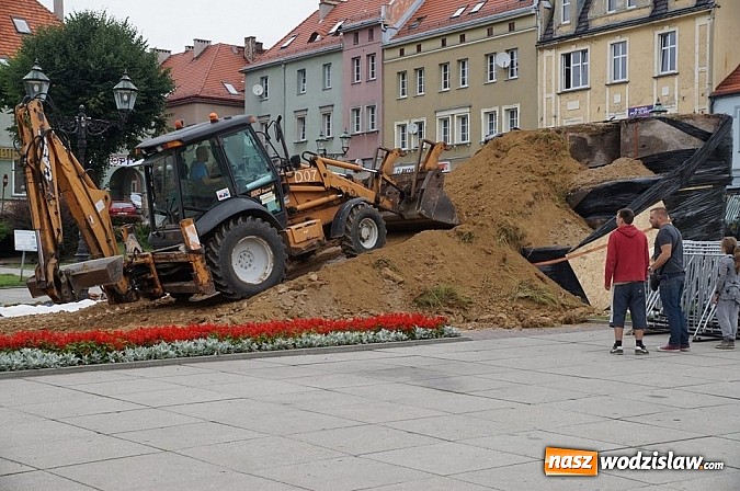 Zdjęcie w galerii na portalu naszwodzislaw.com: Na wodzisławski rynek zwożony jest piasek  wiadomości z regionu