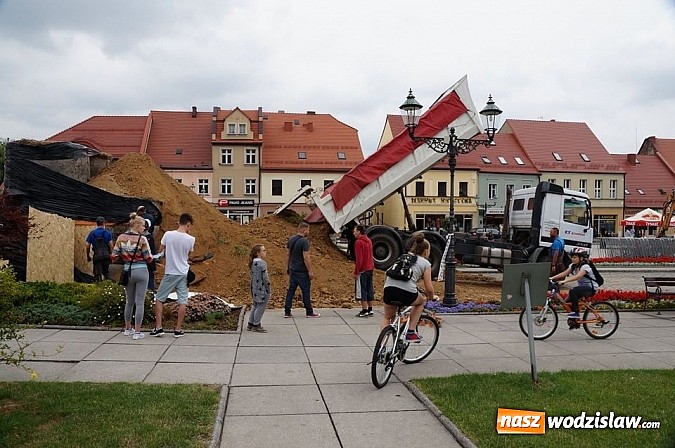 Zdjęcie w galerii na portalu naszwodzislaw.com: Na wodzisławski rynek zwożony jest piasek  wiadomości z regionu