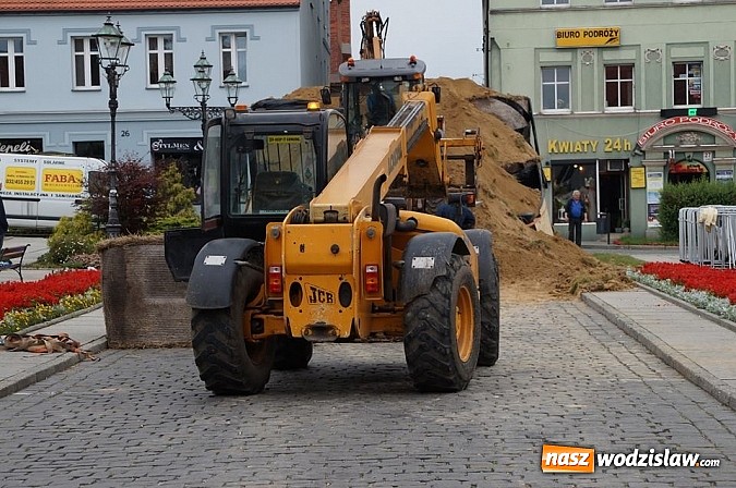 Zdjęcie w galerii na portalu naszwodzislaw.com: Na wodzisławski rynek zwożony jest piasek  wiadomości z regionu