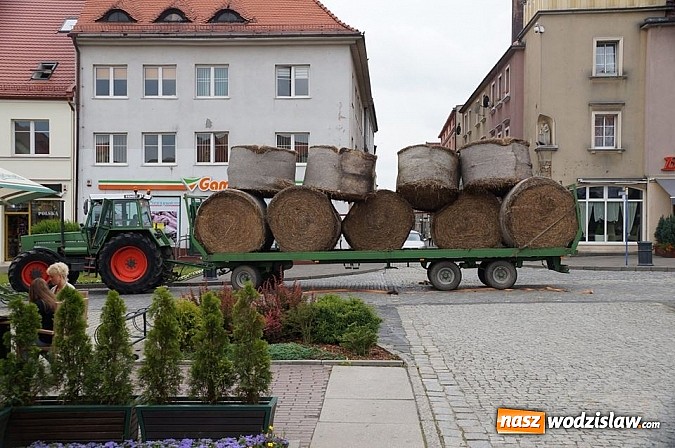 Zdjęcie w galerii na portalu naszwodzislaw.com: Na wodzisławski rynek zwożony jest piasek  wiadomości z regionu