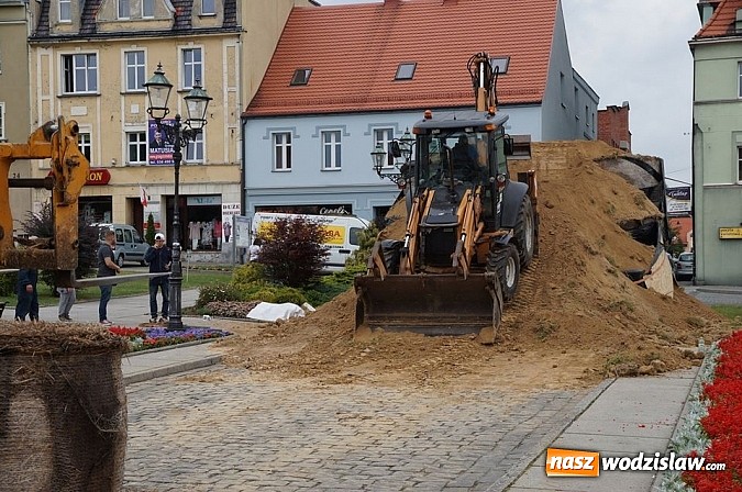 Zdjęcie w galerii na portalu naszwodzislaw.com: Na wodzisławski rynek zwożony jest piasek  wiadomości z regionu