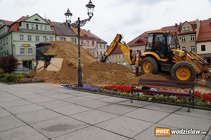 Zdjęcie w galerii na portalu naszwodzislaw.com: Na wodzisławski rynek zwożony jest piasek  wiadomości z regionu