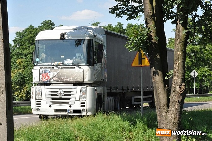 Zdjęcie w galerii na portalu naszwodzislaw.com: W Rzuchowie TIR wjechał w śmieciarkę  wiadomości z regionu