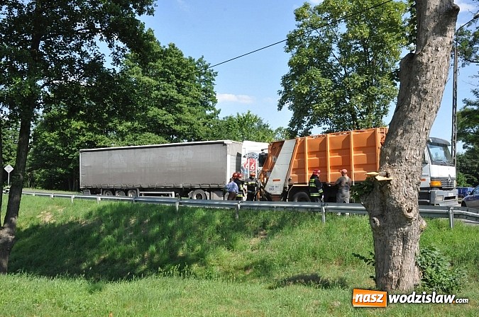 Zdjęcie w galerii na portalu naszwodzislaw.com: W Rzuchowie TIR wjechał w śmieciarkę  wiadomości z regionu