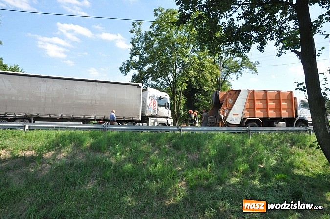 Zdjęcie w galerii na portalu naszwodzislaw.com: W Rzuchowie TIR wjechał w śmieciarkę  wiadomości z regionu