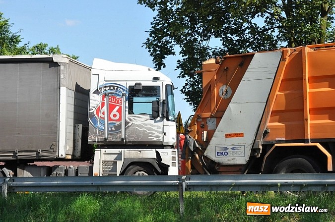 Zdjęcie w galerii na portalu naszwodzislaw.com: W Rzuchowie TIR wjechał w śmieciarkę  wiadomości z regionu