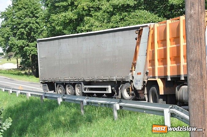 Zdjęcie w galerii na portalu naszwodzislaw.com: W Rzuchowie TIR wjechał w śmieciarkę  wiadomości z regionu