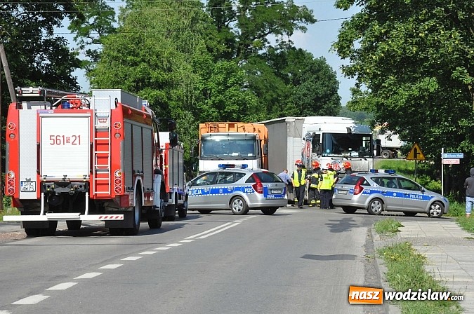 Zdjęcie w galerii na portalu naszwodzislaw.com: W Rzuchowie TIR wjechał w śmieciarkę  wiadomości z regionu