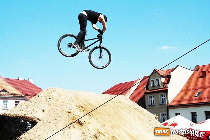 Zdjęcie w galerii na portalu naszwodzislaw.com: Niesamowite sportowe emocje zagościły na wodzisławski rynek wiadomości z regionu