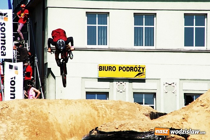 Zdjęcie w galerii na portalu naszwodzislaw.com: Niesamowite sportowe emocje zagościły na wodzisławski rynek wiadomości z regionu