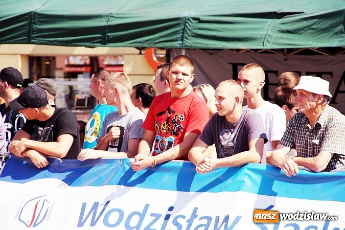 Zdjęcie w galerii na portalu naszwodzislaw.com: Niesamowite sportowe emocje zagościły na wodzisławski rynek wiadomości z regionu
