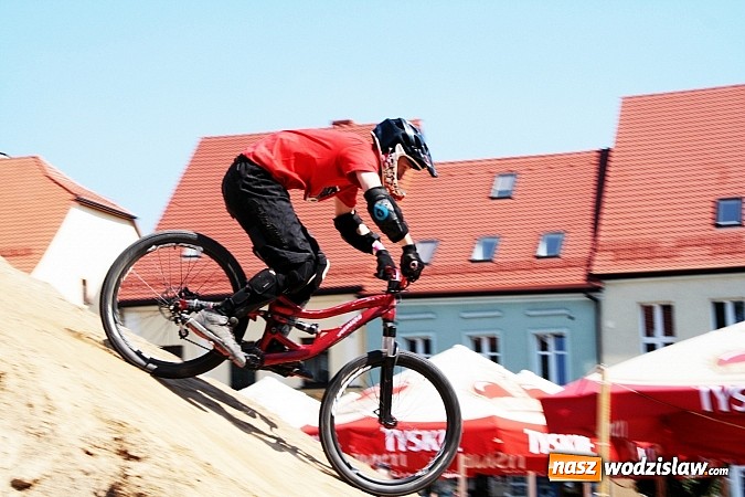 Zdjęcie w galerii na portalu naszwodzislaw.com: Niesamowite sportowe emocje zagościły na wodzisławski rynek wiadomości z regionu