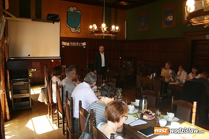 Zdjęcie w galerii na portalu naszwodzislaw.com: Zespół ekspertów ds. ograniczenia niskiej emisji przyjechał do Rydułtów wiadomości z regionu