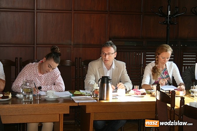 Zdjęcie w galerii na portalu naszwodzislaw.com: Zespół ekspertów ds. ograniczenia niskiej emisji przyjechał do Rydułtów wiadomości z regionu