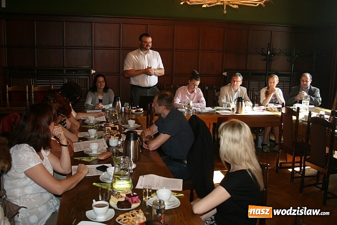 Zdjęcie w galerii na portalu naszwodzislaw.com: Zespół ekspertów ds. ograniczenia niskiej emisji przyjechał do Rydułtów wiadomości z regionu