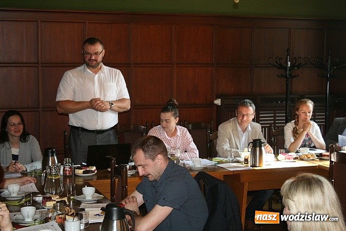 Zdjęcie w galerii na portalu naszwodzislaw.com: Zespół ekspertów ds. ograniczenia niskiej emisji przyjechał do Rydułtów wiadomości z regionu