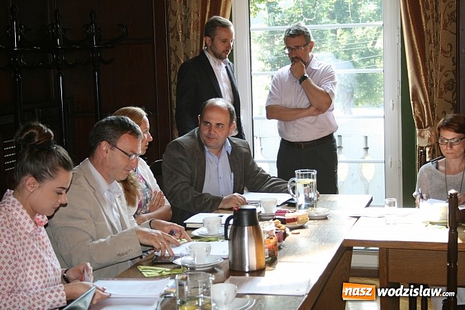 Zdjęcie w galerii na portalu naszwodzislaw.com: Zespół ekspertów ds. ograniczenia niskiej emisji przyjechał do Rydułtów wiadomości z regionu