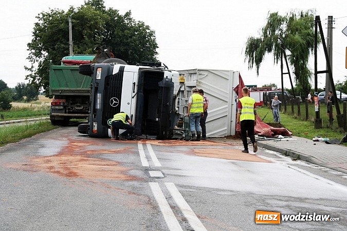 Zdjęcie w galerii na portalu naszwodzislaw.com: Groźny wypadek w Lubomi! Wywróciła się ciężarówka załadowana piaskiem wiadomości z regionu