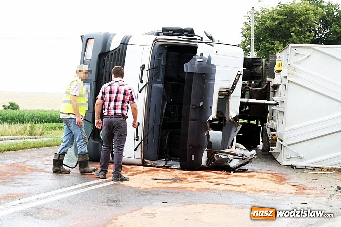 Zdjęcie w galerii na portalu naszwodzislaw.com: Groźny wypadek w Lubomi! Wywróciła się ciężarówka załadowana piaskiem wiadomości z regionu