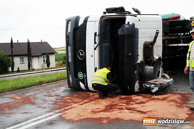 Zdjęcie w galerii na portalu naszwodzislaw.com: Groźny wypadek w Lubomi! Wywróciła się ciężarówka załadowana piaskiem wiadomości z regionu